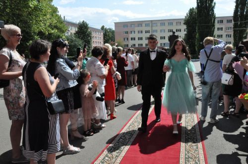 В Елабуге вручили аттестаты детям из Лисичанска