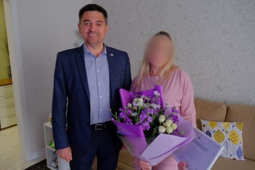 Руководитель исполкома Елабужского района поздравил семью военнослужащего с рождением ребенка