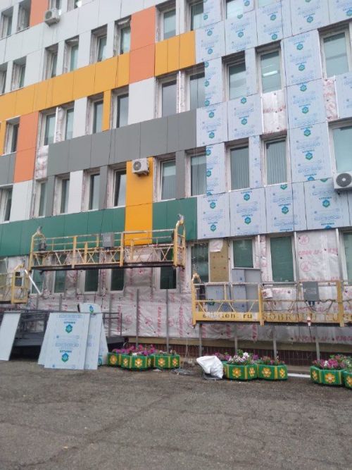 В Елабуге ремонт фасада поликлиники близится к завершению