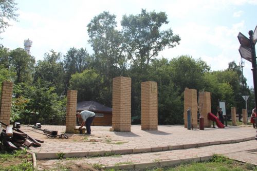 В Елабуге меняют ограждение Александровского сада