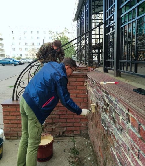 В Елабуге инициативная группа благотворителей взялась за ремонт беседки «Планеты добра»