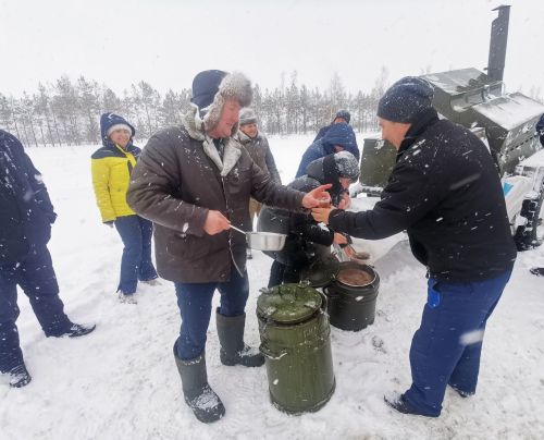 В Елабужском районе для водителей большегрузов, оказавшихся в снежном плену, организовали пункты питания и обогрева