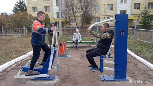 В Бехтеревском поселении проложили асфальт и установили уличные тренажеры