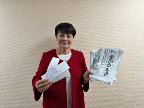 Елабужанка Алена Чернова подарила подписку на районную газету своим соседкам