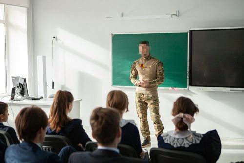 В Елабуге боец СВО встретился с учащимися школы и студентами