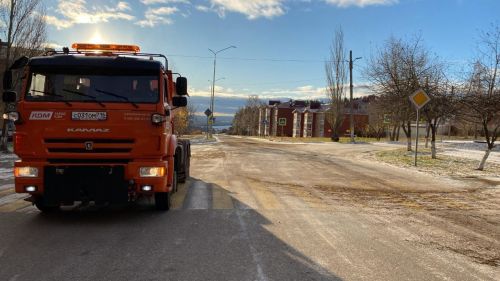 В Елабуге городские службы обрабатывают дороги противогололедными материалам