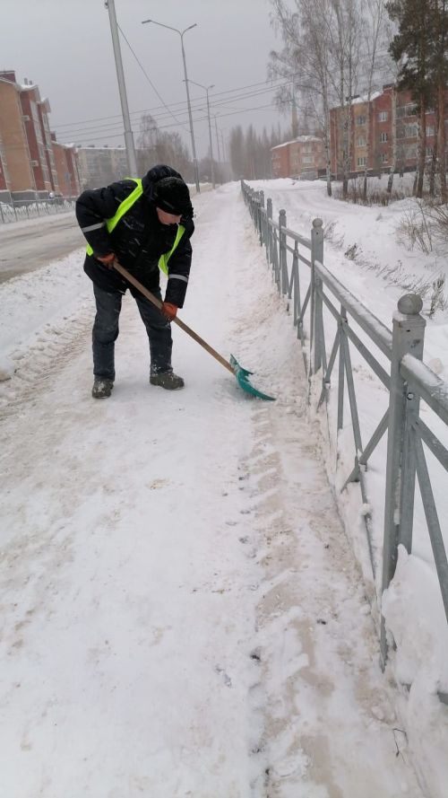 В Елабуге продолжается уборка снега с городских дорог