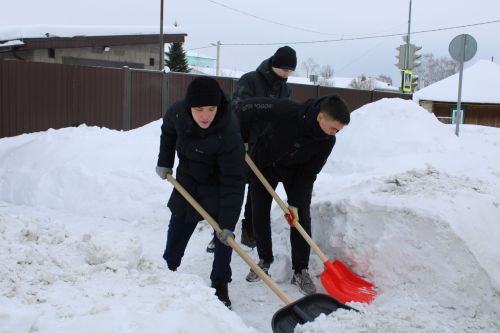 В Елабуге волонтеры помогают с уборкой снега семьям бойцов СВО