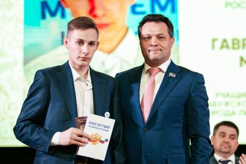 Школьнику из Лисичанска вручил паспорт глава Елабужского района
