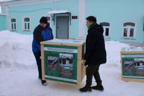 Елабужские музейщики отправили картины и гуманитарную помощь в ЛНР и ДНР