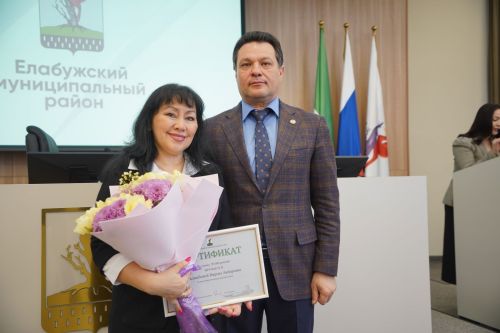 Рустем Нуриев вручил сертификаты елабужским тренерам