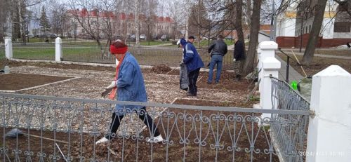 В Елабуге провели субботник у Братской могилы героям Гражданской войны