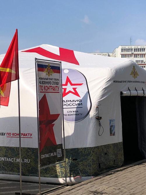 За день в мобильный пункт отбора на военную службу в Челнах обратились 40 мужчин