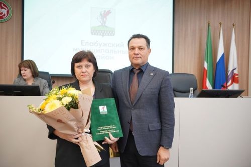 Рустем Нуриев наградил елабужан на городской планерке
