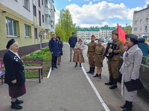 В Елабуге агитбригада поздравила ветеранов с Днем Победы