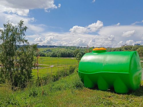 В Елабуге установлено 24 емкости для автополива деревьев