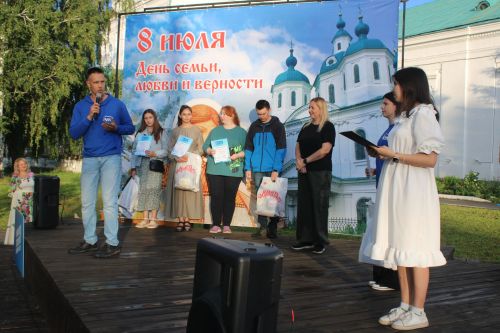 В Елабуге в День семьи, любви и верности у Спасского собора прошел праздник