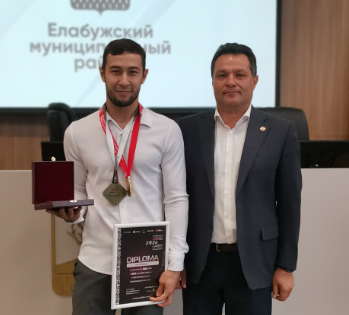 Рустем Нуриев наградил елабужан