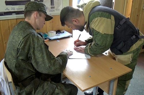 Более 100 контрактников за один день отправились служить в батальон «Батыр»