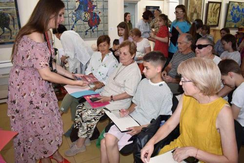 Участница «Летних вечеров в Елабуге» провела уникальный мастер-класс по рисованию косметикой
