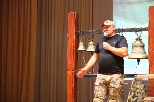Фронтовой звонарь Вадим Мартовой дал концерт в Танайке