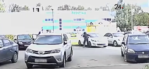 В Елабуге женщина разбила машину молотком