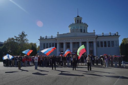 В Татарстане прошел флешмоб в честь Дня воссоединения новых регионов с Россией