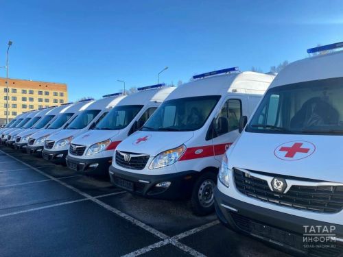 Раис РТ вручил елабужской больнице ключи от нового автомобиля скорой помощи