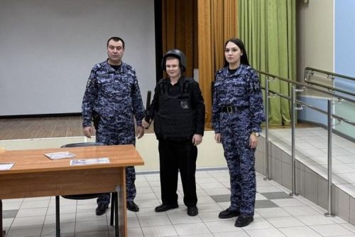 Елабужские росгвардейцы рассказали старшеклассникам о службе в правоохранительных органах