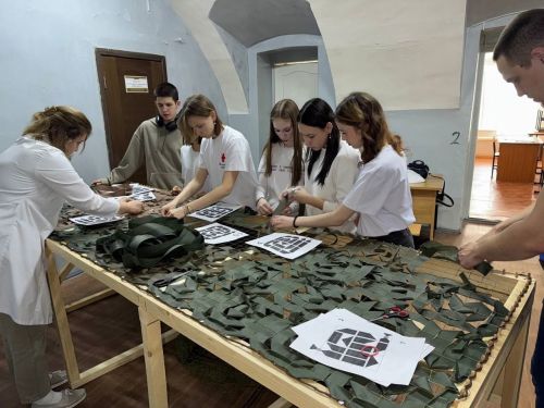 Студенты Елабужского медицинского колледжа плетут маскировочные сети для участников СВО