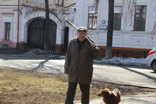 95-летний ветеран вдохновил елабужан на уборку города