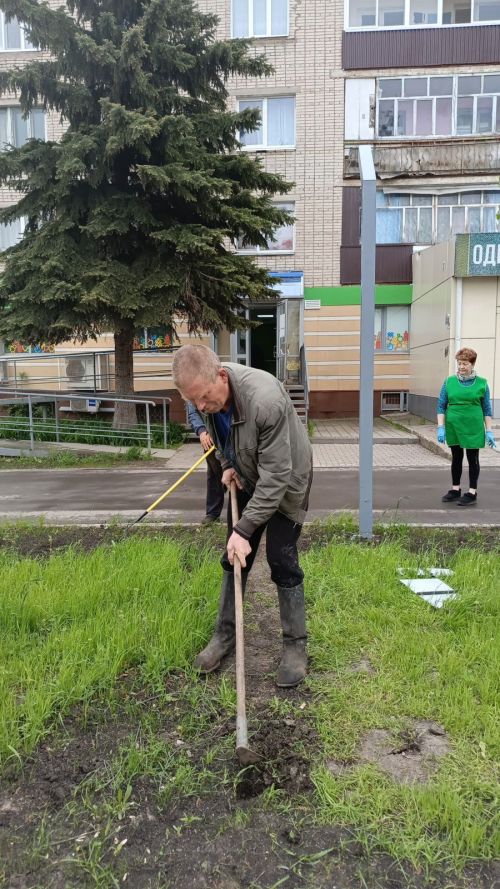 В Елабуге коммунальные службы восстанавливают повреждённые участки газонов
