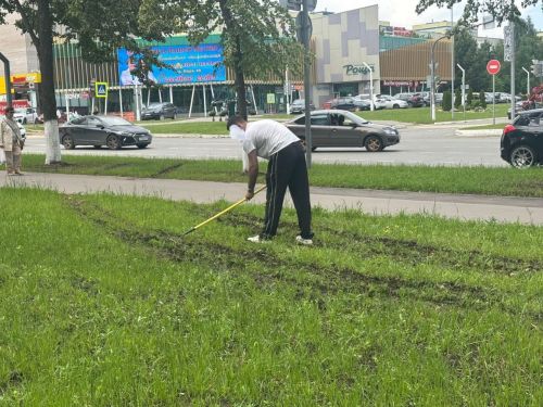 Водителя, испортившего газон у Городского Дворца культуры Елабуги, нашли