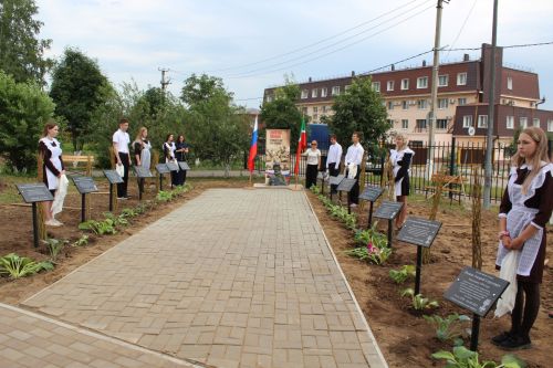 В Елабуге открыли Аллею памяти героев-выпускников, погибших в ходе СВО