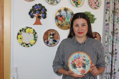 Не просто посуда: как семья из Елабуги собрала более 200 уникальных декоративных тарелок