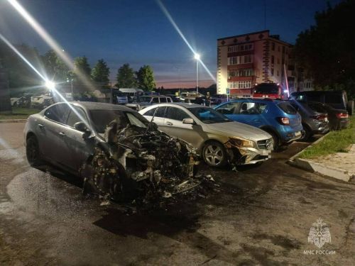 В Елабуге на парковке подожгли автомобили
