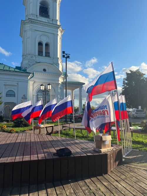 В Елабуге отпраздновали День Государственного флага Российской Федерации у Спасского собора