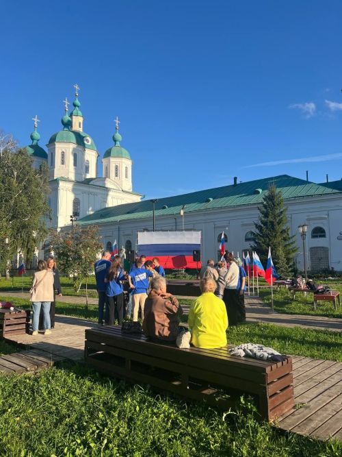 В Елабуге отпраздновали День Государственного флага Российской Федерации у Спасского собора