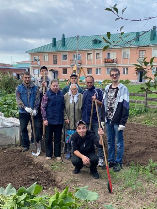 Волонтёры Елабуги помогли 95-летней труженице тыла с уборкой участка