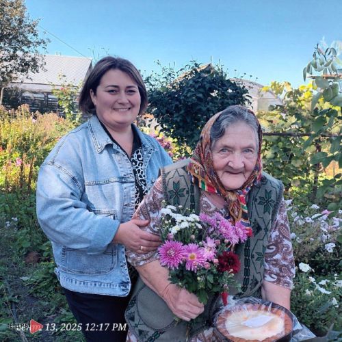 Цветы и пироги от души: заведующая ФАП в Елабужском районе поздравила пенсионеров с праздником