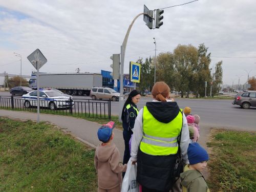Госавтоинспекторы Елабуги научили дошкольников правильно переходить дорогу