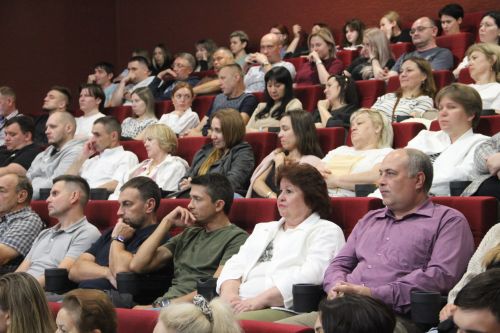 Остановка на площади, велодорожка и новый тренер: о чем говорили на встрече в «Эссен Продакшн АГ»
