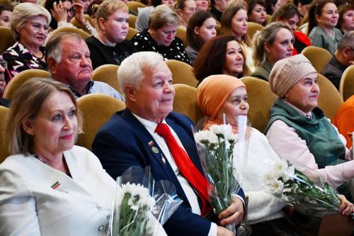 Концерт Фирдуса Тямаева стал подарком педагогам Елабуги