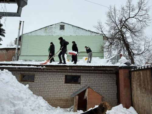 Волонтеры в Елабуге помогают семьям участников СВО и ветеранам с уборкой снега