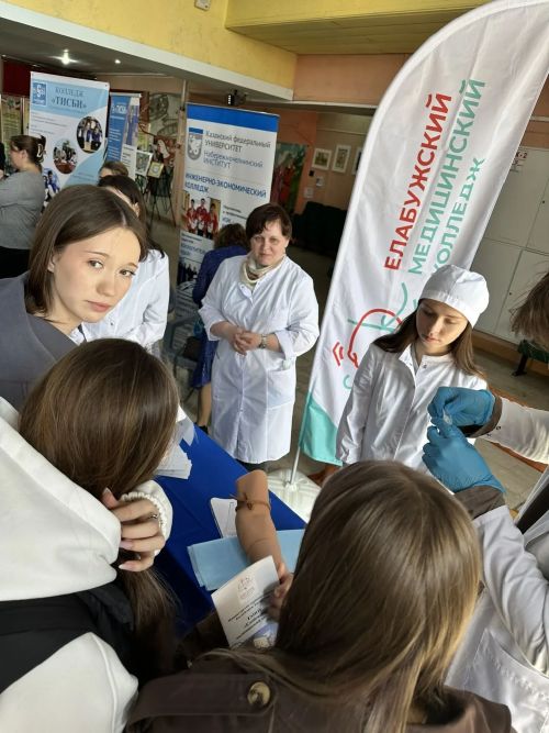 В Елабуге прошёл «Фестиваль профессий»: более 500 школьников и студентов познакомились с будущими специальностям