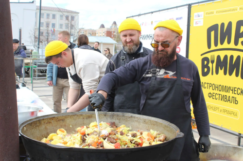 В Елабуге на гастрофестивале «Пир в мир» готовили дамламу