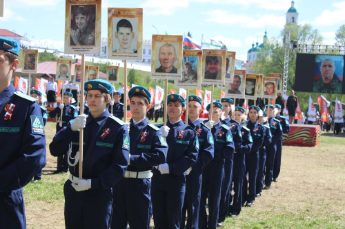 Как воевали, любили и победили: на стадионе Елабуги показали масштабное представление ко Дню Победы