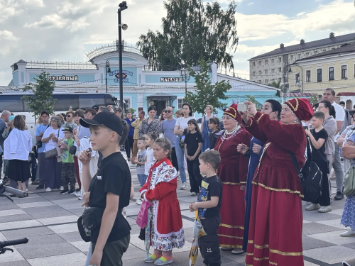 В Елабуге отметили День России праздничным концертом и выставкой ретроавтомобилей