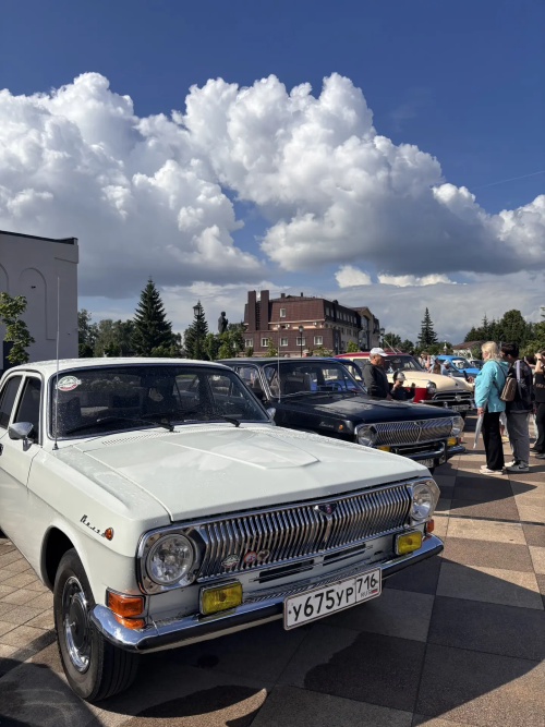 В Елабуге отметили День России праздничным концертом и выставкой ретроавтомобилей