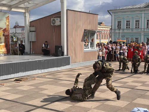 В Елабуге отметили День России праздничным концертом и выставкой ретроавтомобилей